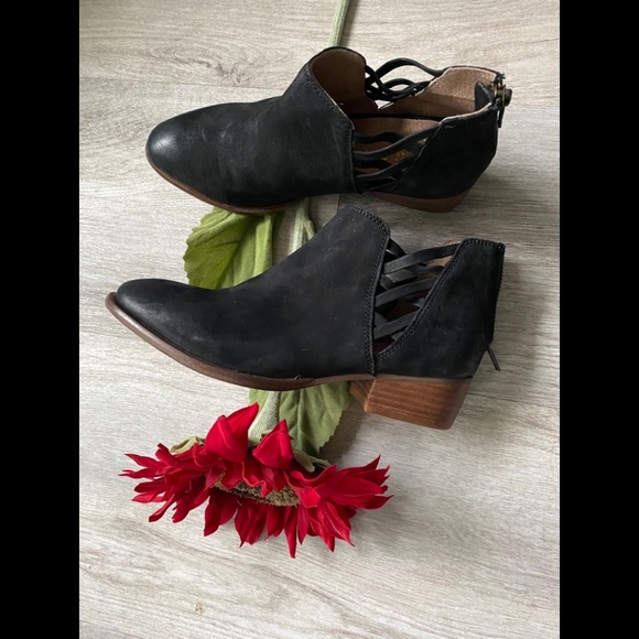 SEYCHELLES Remembrance Elegant Black Ankle Booties with Cutout Design/size 6 - Picture 2 of 9